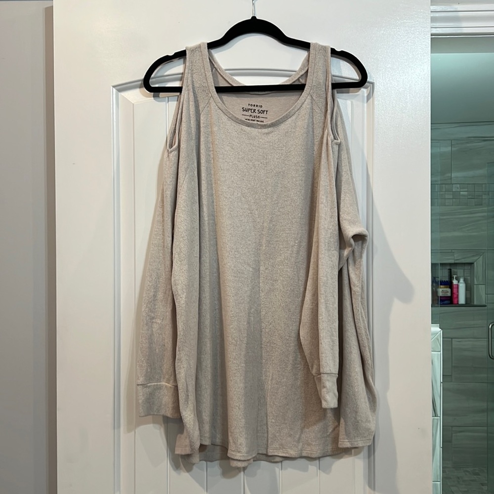 Torrid cold shoulder sweater sz 3